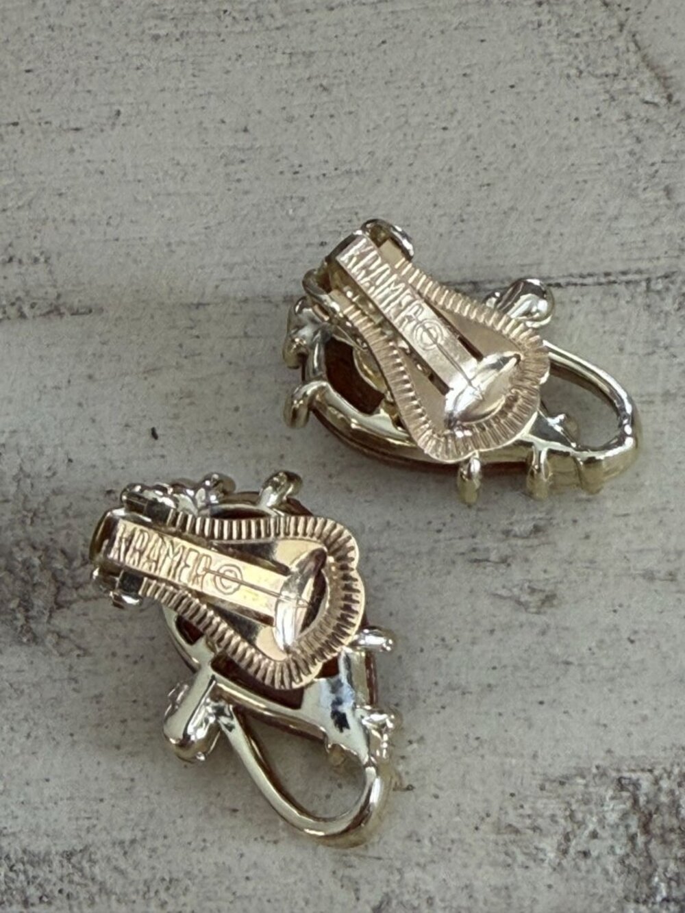 Vintage KRAMER Signed Carved Orange Glass Rhinestone Clip Earrings Gold Tone 50s - Picture 7 of 8
